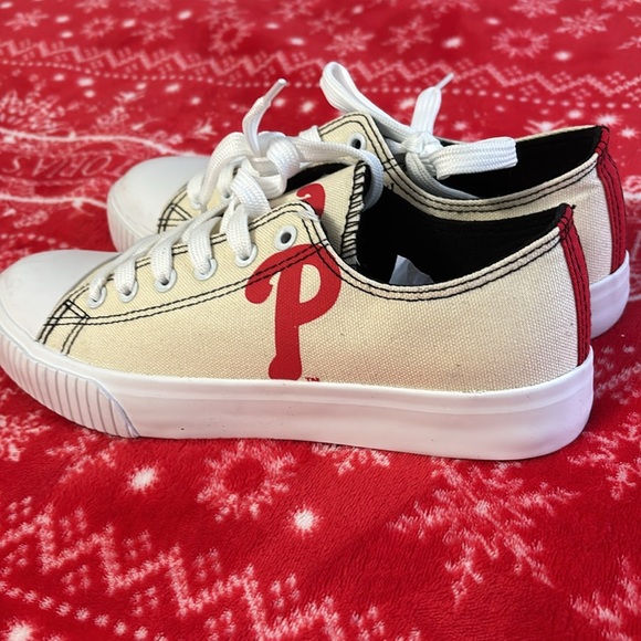 Selling size 9 in women’s Philadelphia Phillies sneakers! Color is cream - Picture 2 of 4